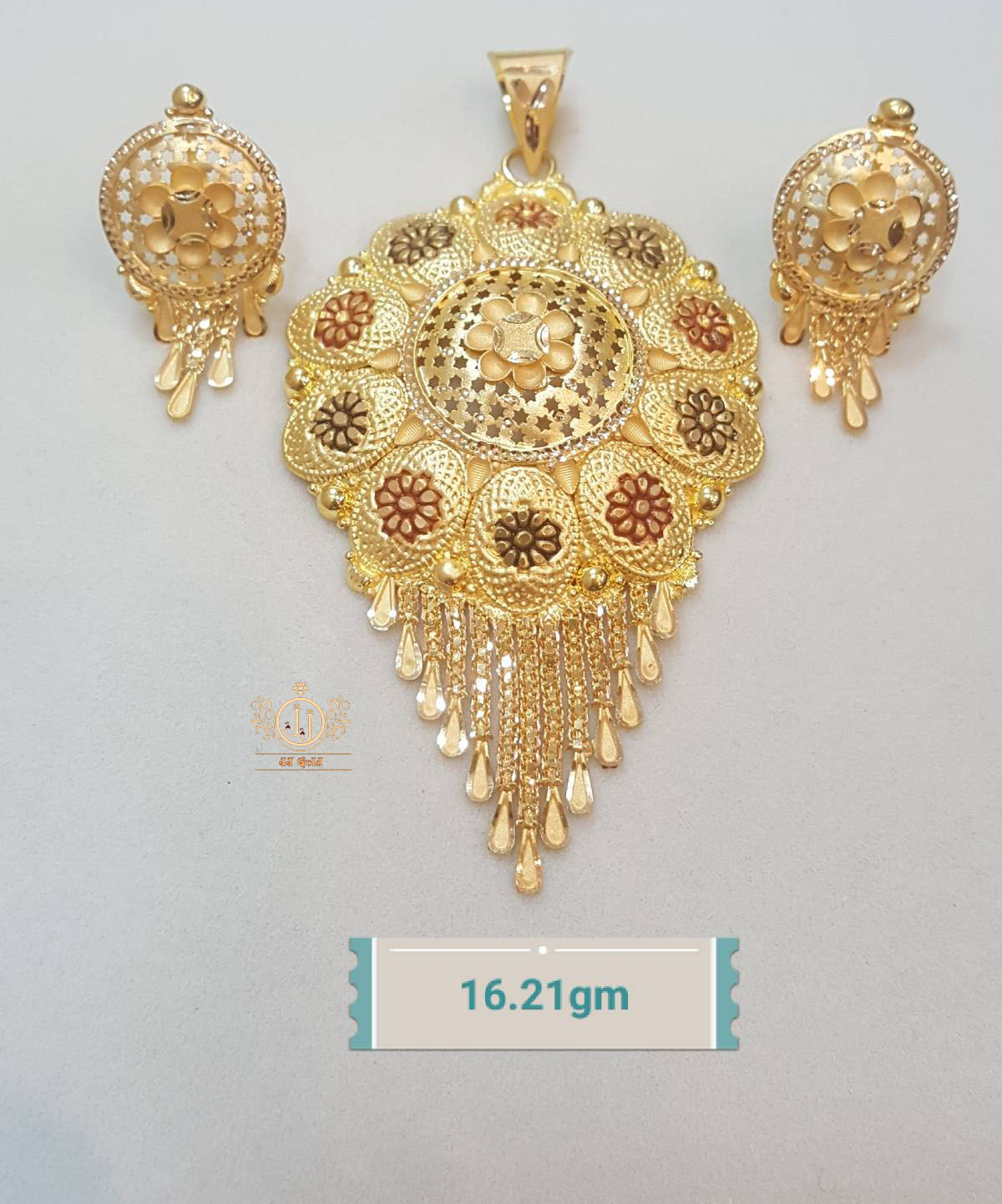 single kunda gold pendant